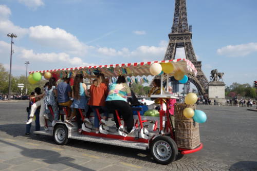 On vous installe des ballons et des ballons-lettres à bord! On peut aussi vous apporter des tatouages éphémères ou des bougies Fontaine à la place.